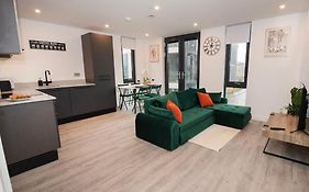 Deluxe 2 Bed York Flat With Gym Sleeps 6